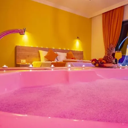 Vibrant With Pool Backyard Jacuzzi In Kas *