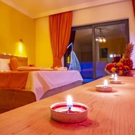 Vibrant With Pool Backyard Jacuzzi In Kas *
